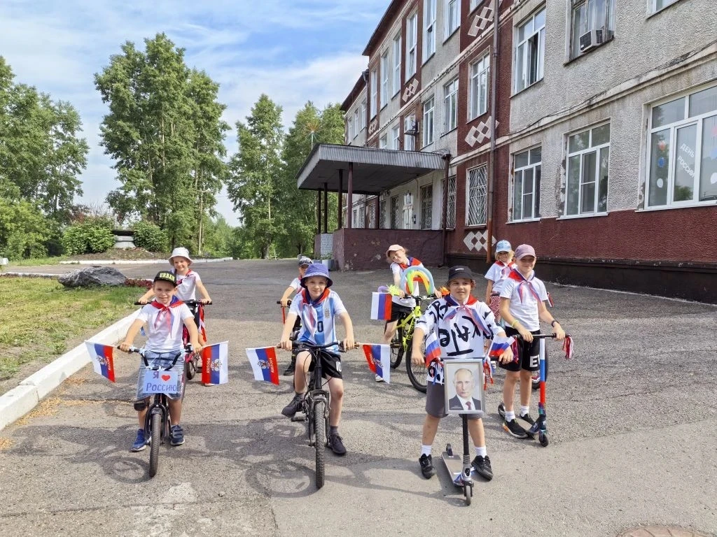 🚴‍♂️ Сегодня на центральной площади ж.р.Кедровка гремел велопробег в честь Дня России и Дня города!