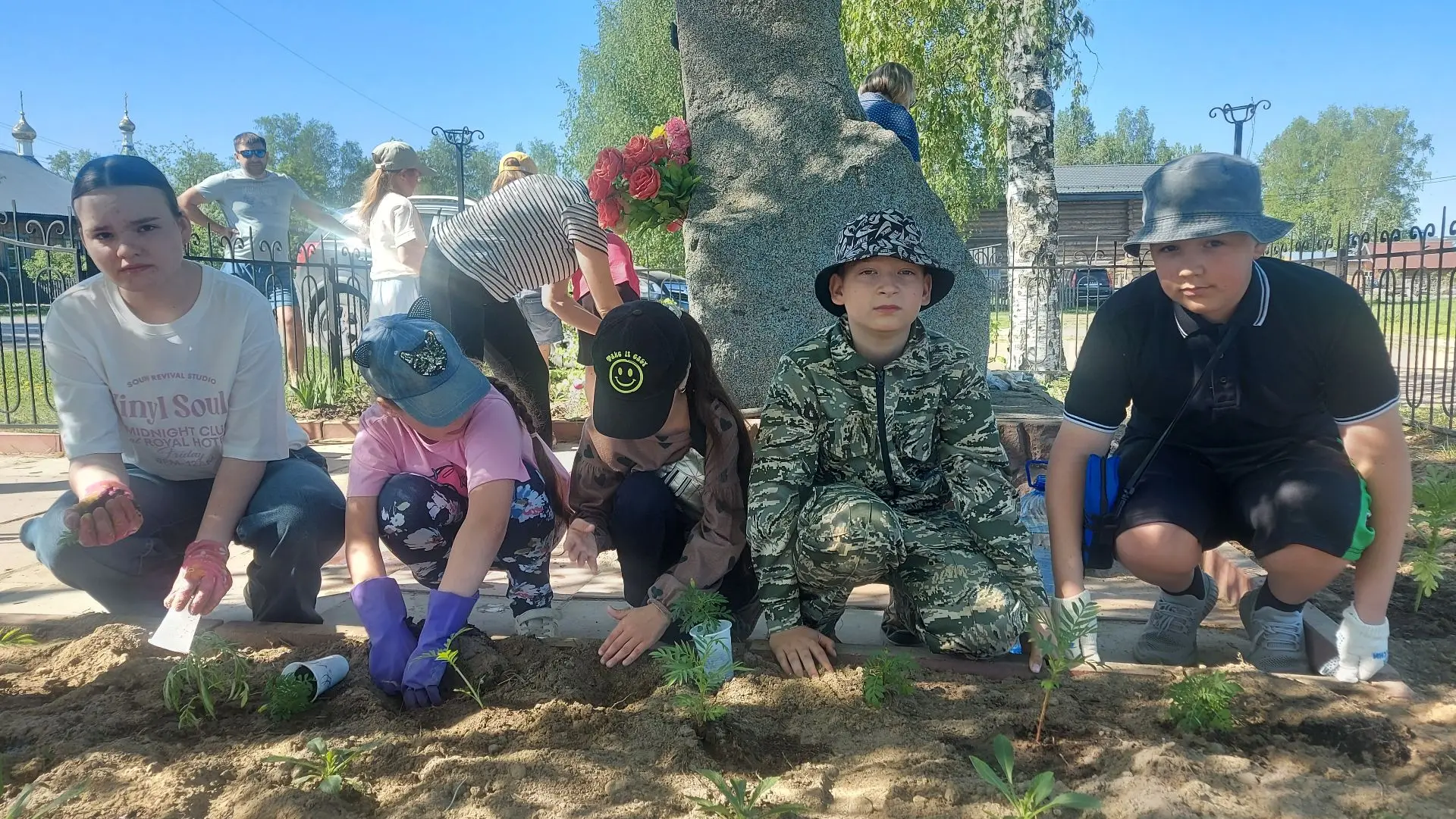 Акция «Чистый памятник»
Уже четвёртый год подряд юные волонтёры Верхнекетья доказывают, что память —