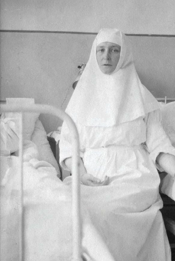 Обитель Милосердья. В ней больница.
На чистой койке женщина лежит.
По возрасту записана в девицах,
Н