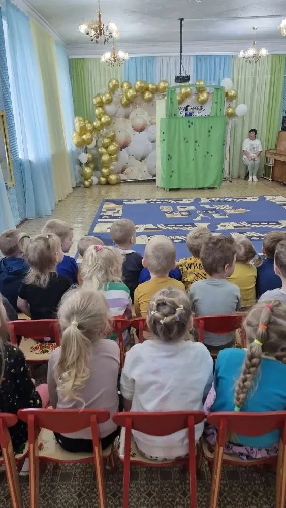 Поздравляем всех девчонок
 И мальчишек с Днем детей.
 Будут пусть они здоровы,
 Жизнь их будет весел