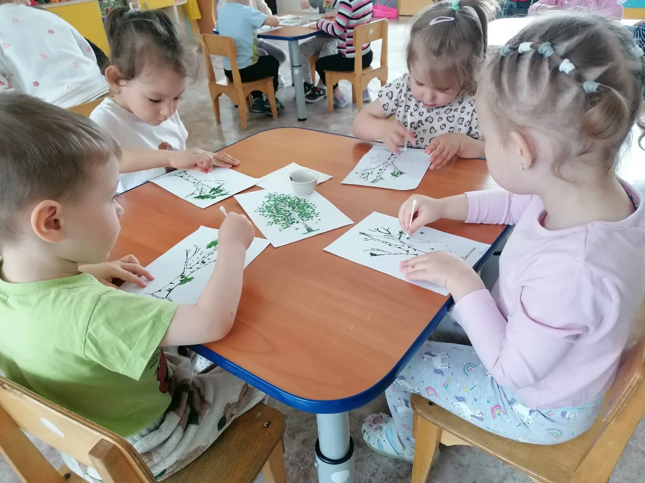 🇷🇺 Маленькие россияне: как мы рисовали берёзку ватными палочками
Малыши из группы «Колокольчик» от