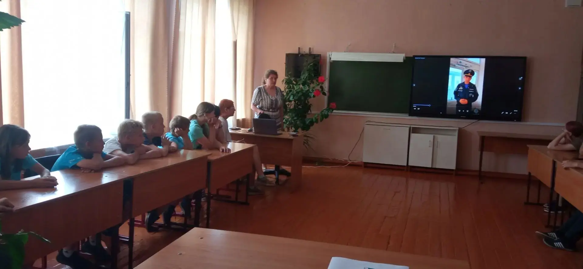 С отдыхающими  детьми  пришкольного оздоровительного лагеря  МБОУ «Усть-Сосновская ООШ» проведен инс