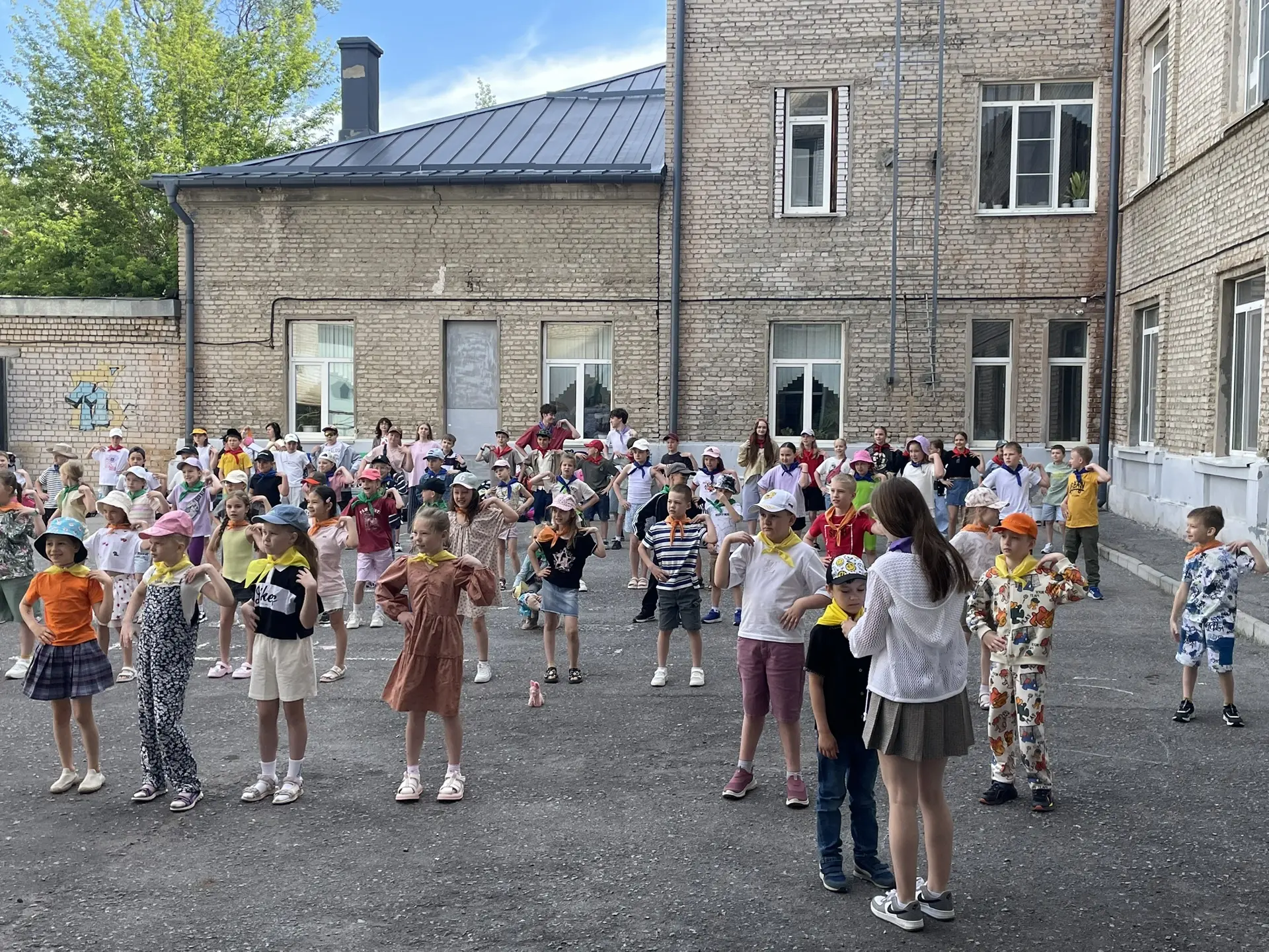 Неделя в пришкольном лагере «Дискавери» началась с зарядки! Всем успешного дня