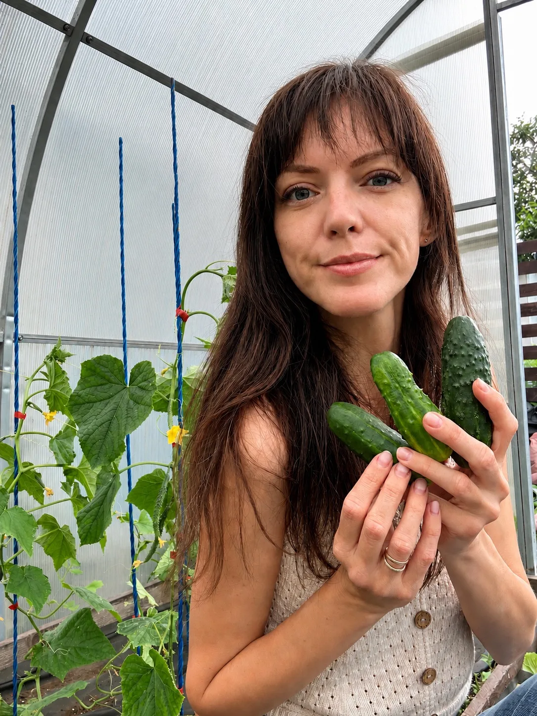 Снимаю первые огурчики от Агрофирмы Манул 🥒

В этом году у меня сильно переросла рассада из-за чего