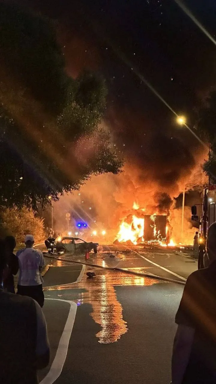 🔥 Серьезная авария на Калужском шоссе — в районе Вороново столкнулись BMW и фура.

После удара обе 
