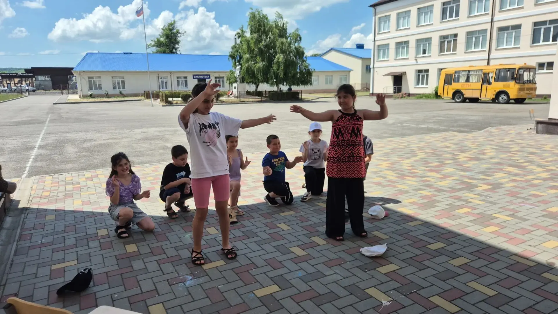 Утро в нашем лагере  началось не с зарядки, а с драйва! Вместо привычной зарядки в лагере устроили т