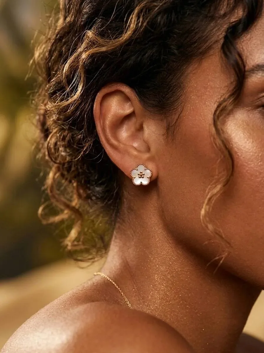 Van Cleef & Arpels

Ван Клиф Alhambra 

Природный белый перламутр
Точная реплика ювелирного дома Ван