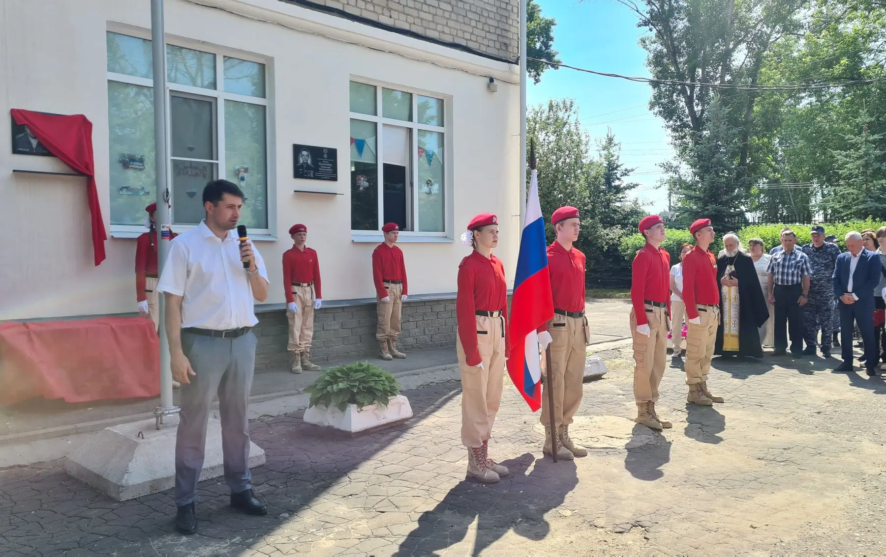 Открытие мемориальной доски Героя

🇷🇺 В преддверии Дня России 11 июня в лицее города Бор прошла то