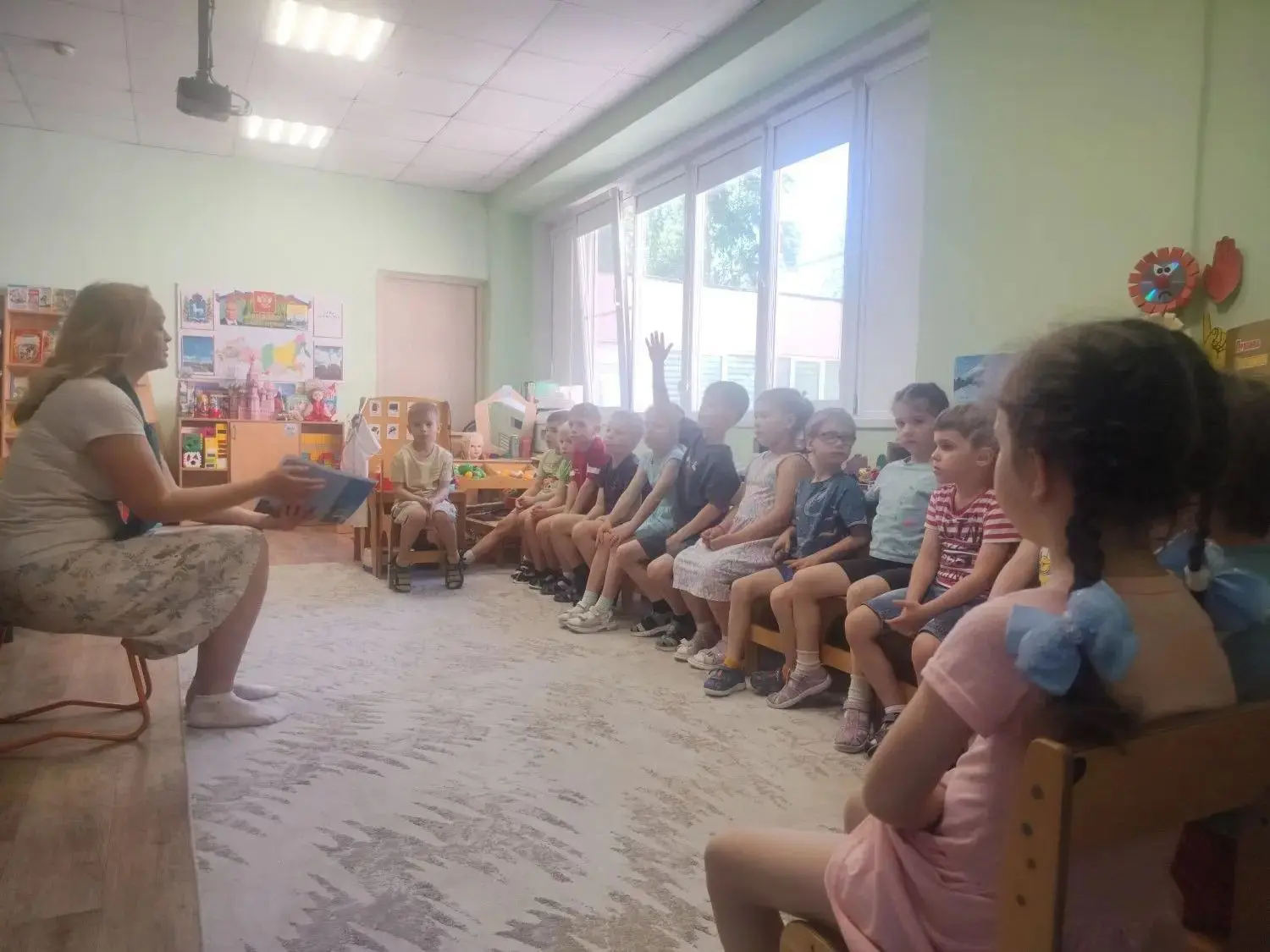 📚 Сегодня в группе №4 утро началось с гостей и важной истории!

Обычный день в детском саду преврат