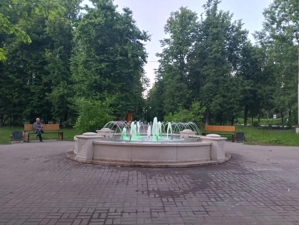 В поселке Товарково после долгого перерыва в центральном парке снова заработал фонтан, который был к