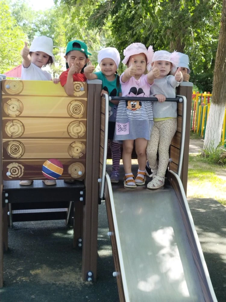 Откуда столько света?
То солнышко взошло!
Уже настало лето,
На улице тепло!
На детских площадках 
Иг
