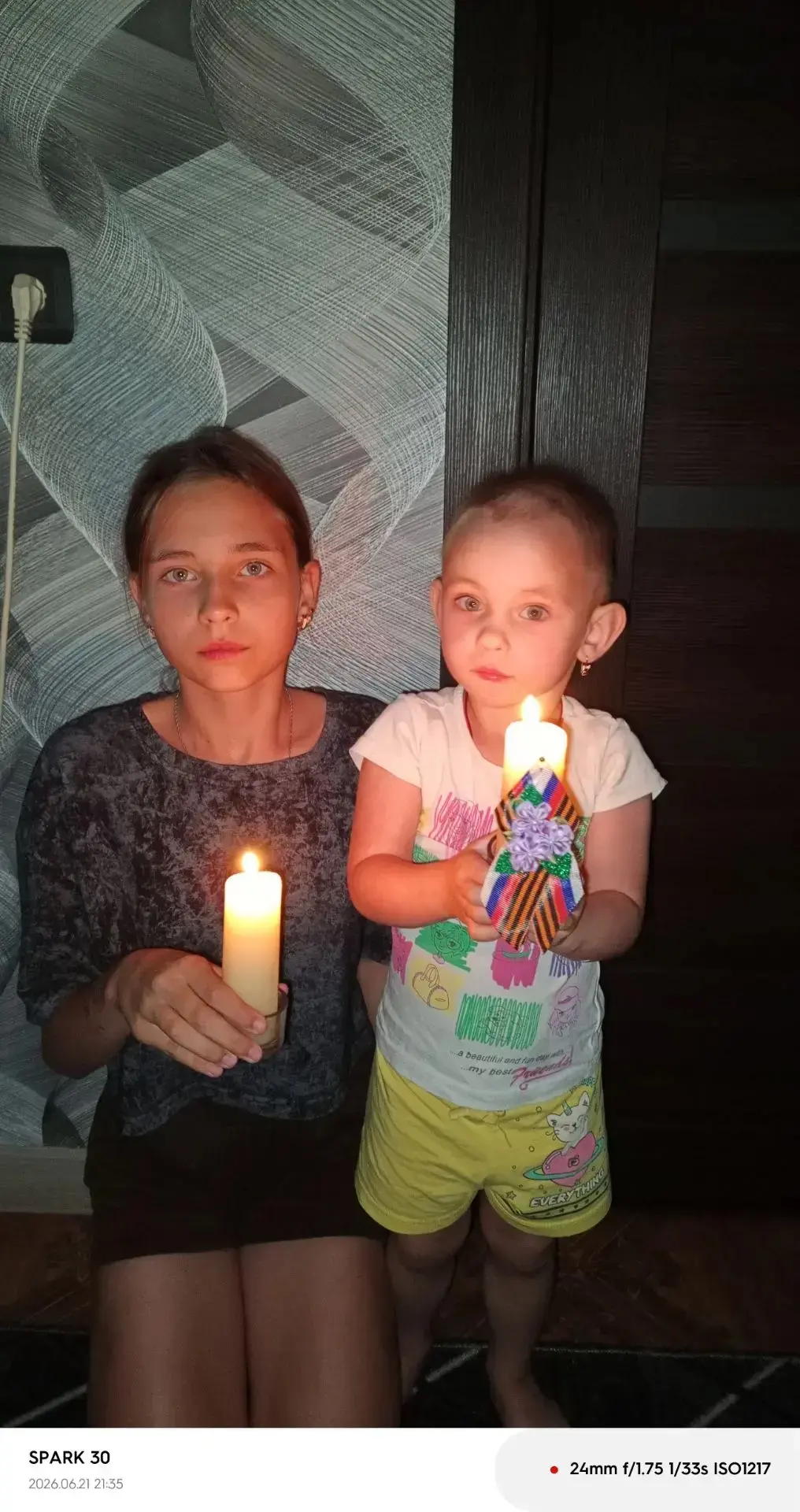 Водолазова Екатерина, ученица 4 «А» класса, принимает участие в акции «Свеча памяти», посвященной 85