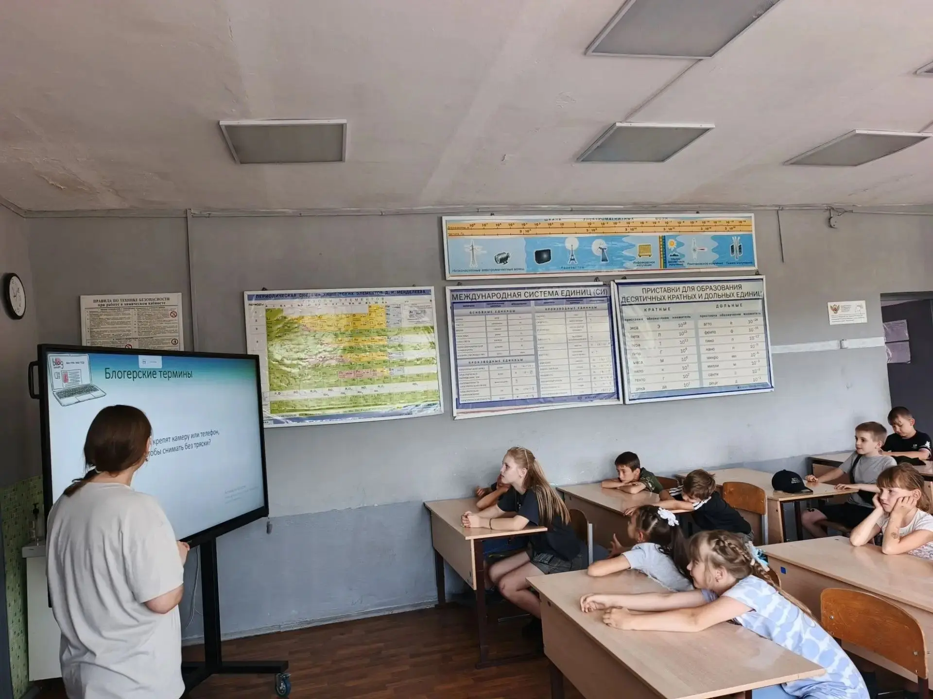 Сегодня в нашем лагере было по-настоящему шумно и весело! 🎉  К ребятам с визитом приехали сотрудник
