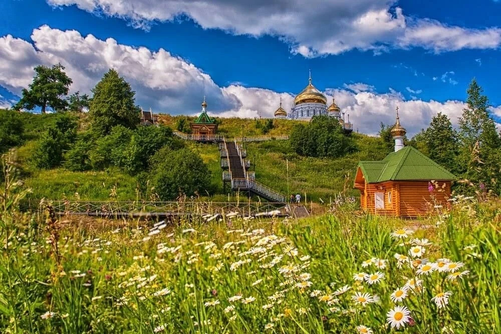 Господень дар - июньский день, 
зеленый шум и птичья трель, 
дождя серебряная нить - 
все дышит счас