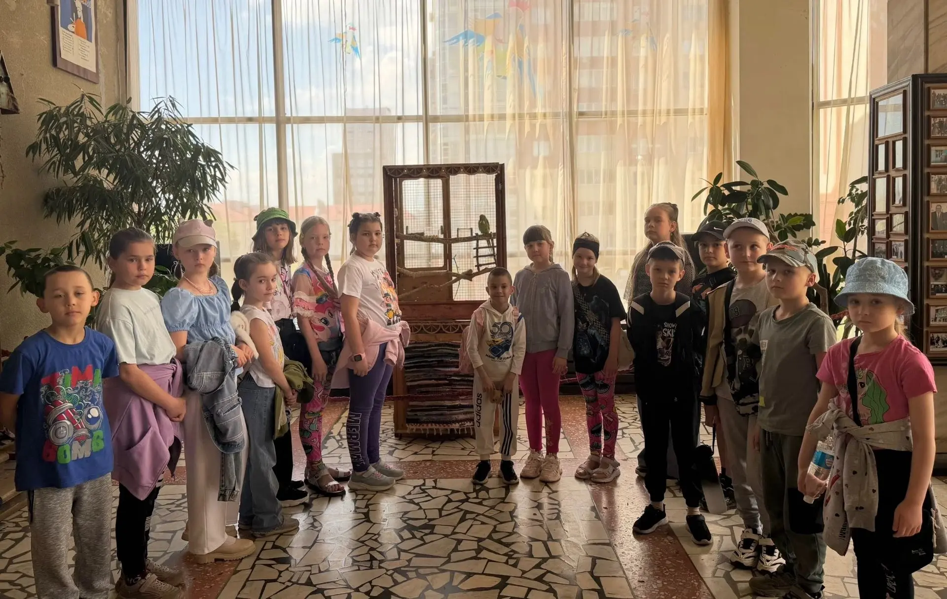 Воспитанники пришкольного лагеря в Пензенском Областном Театре «Кукольный Дом» на 
спектакле "Как ли