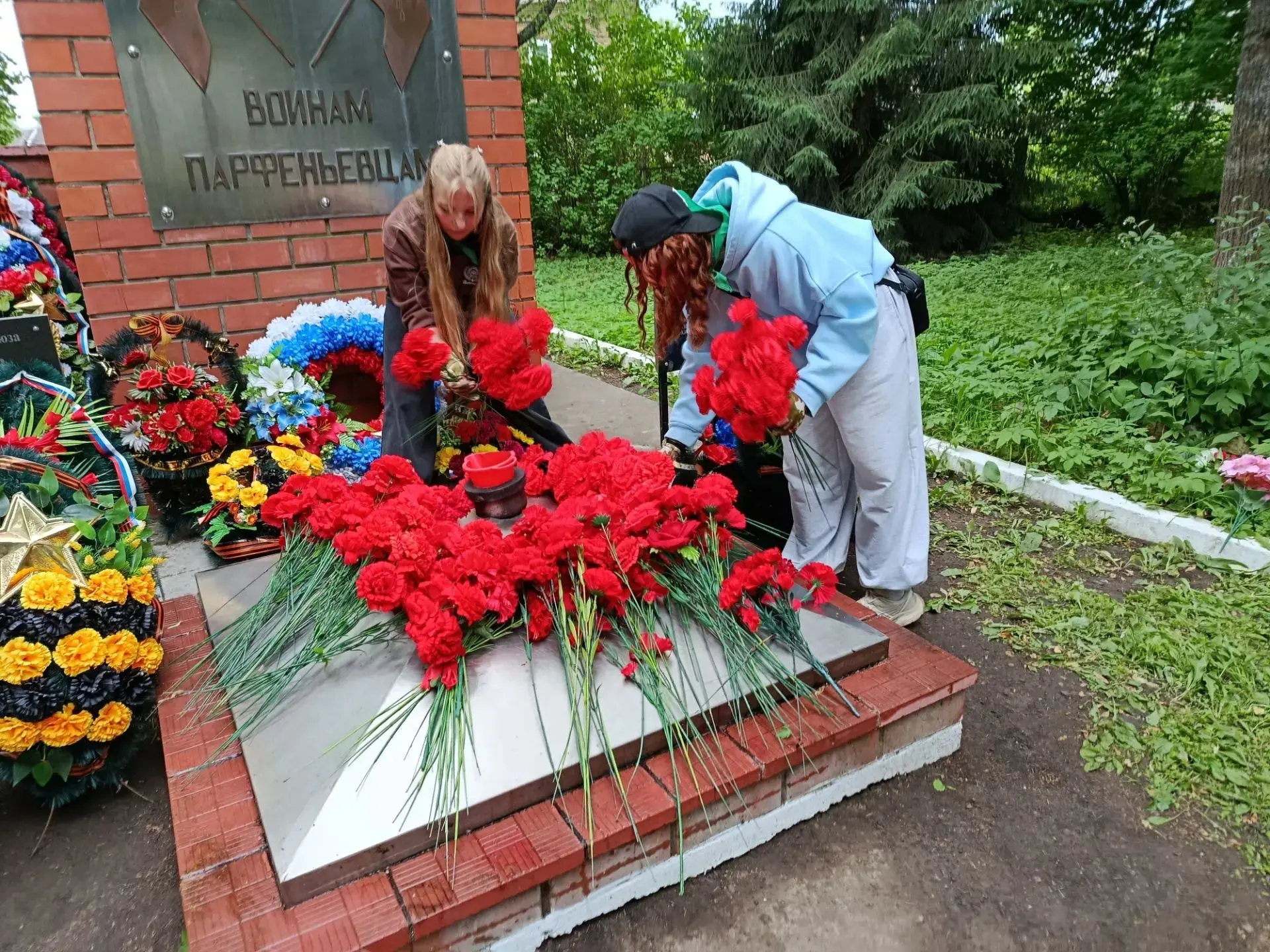 🕯️Ко Дню памяти и скорби волонтеры, хранители истории Парфеньевской школы прибрались у памятника во