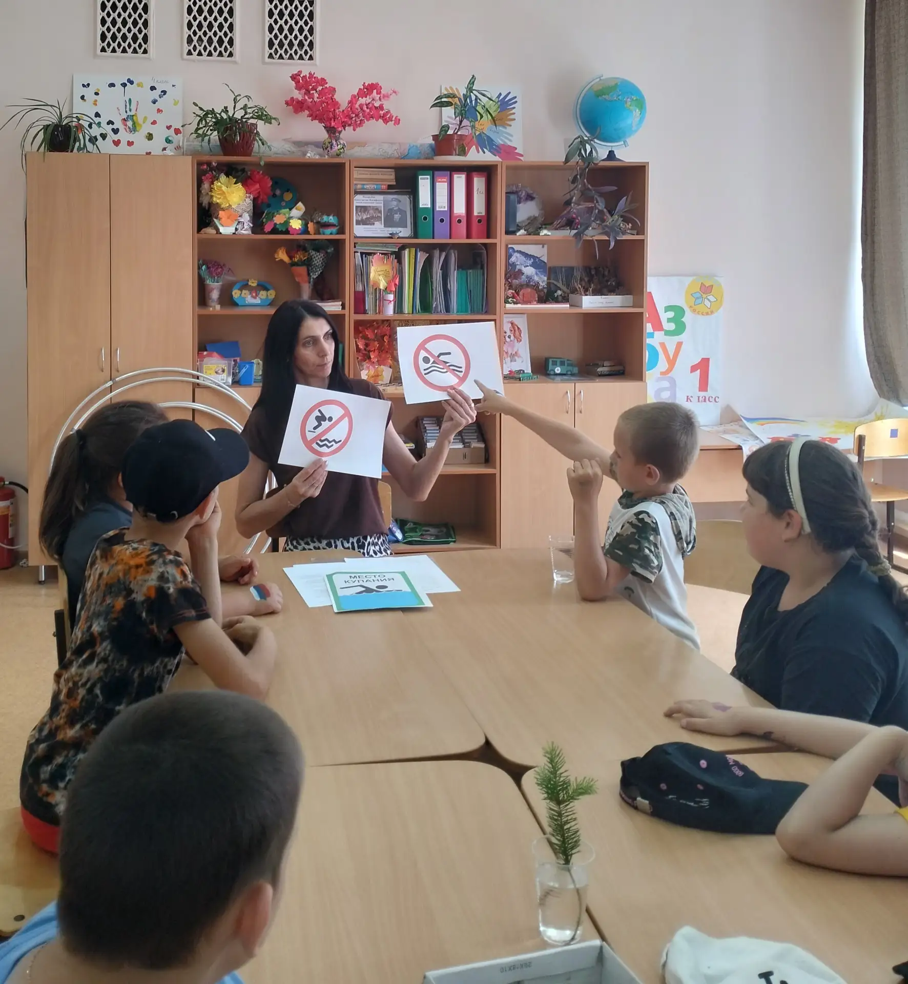 С ребятами летнего лагеря провели беседу «У воды без беды» .  Поговорили о пользе и опасности котору