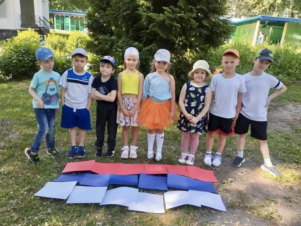 Главный праздник страны!

В преддверии Дня России в старшей группе здания «Мечта» прошла познаватель