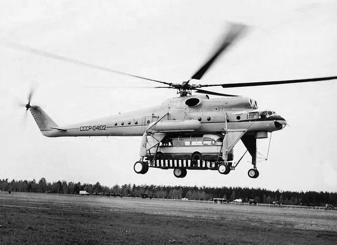15 июня 1960 года состоялся первый полёт "летающего крана" Ми-10, способного поднимать грузы до 15 т