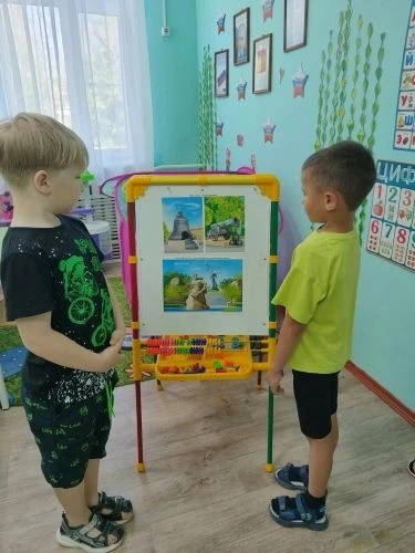 В канун праздника Дня независимости России в старшей группе компенсирующей направленности воспитател