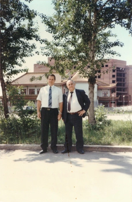 Ресторан «Харбин» и недостроенная гостиница «Дели»

📸Фото 1999 год.
