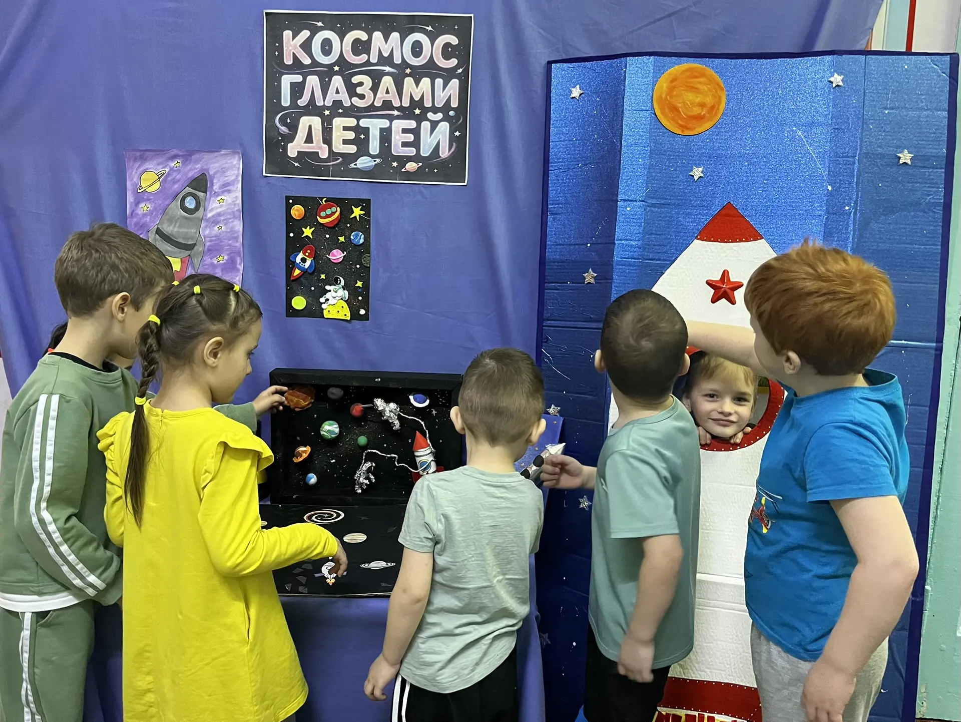 Выставка «Космос глазами детей» 🚀
12 апреля вся страна отмечает День космонавтики. 
В честь этого з