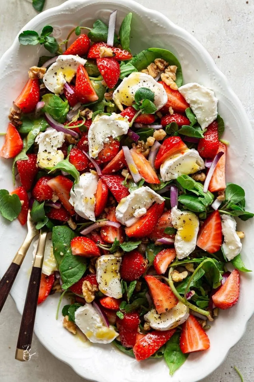 🍓 Клубника не только для десерта: свежий салат с курицей и сыром

Эта ягода отлично дружит с зелень