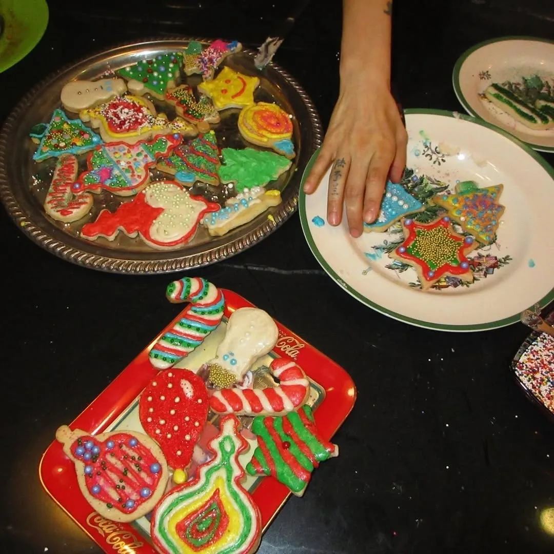 Новый праздничный пост Билли:

— 🎄