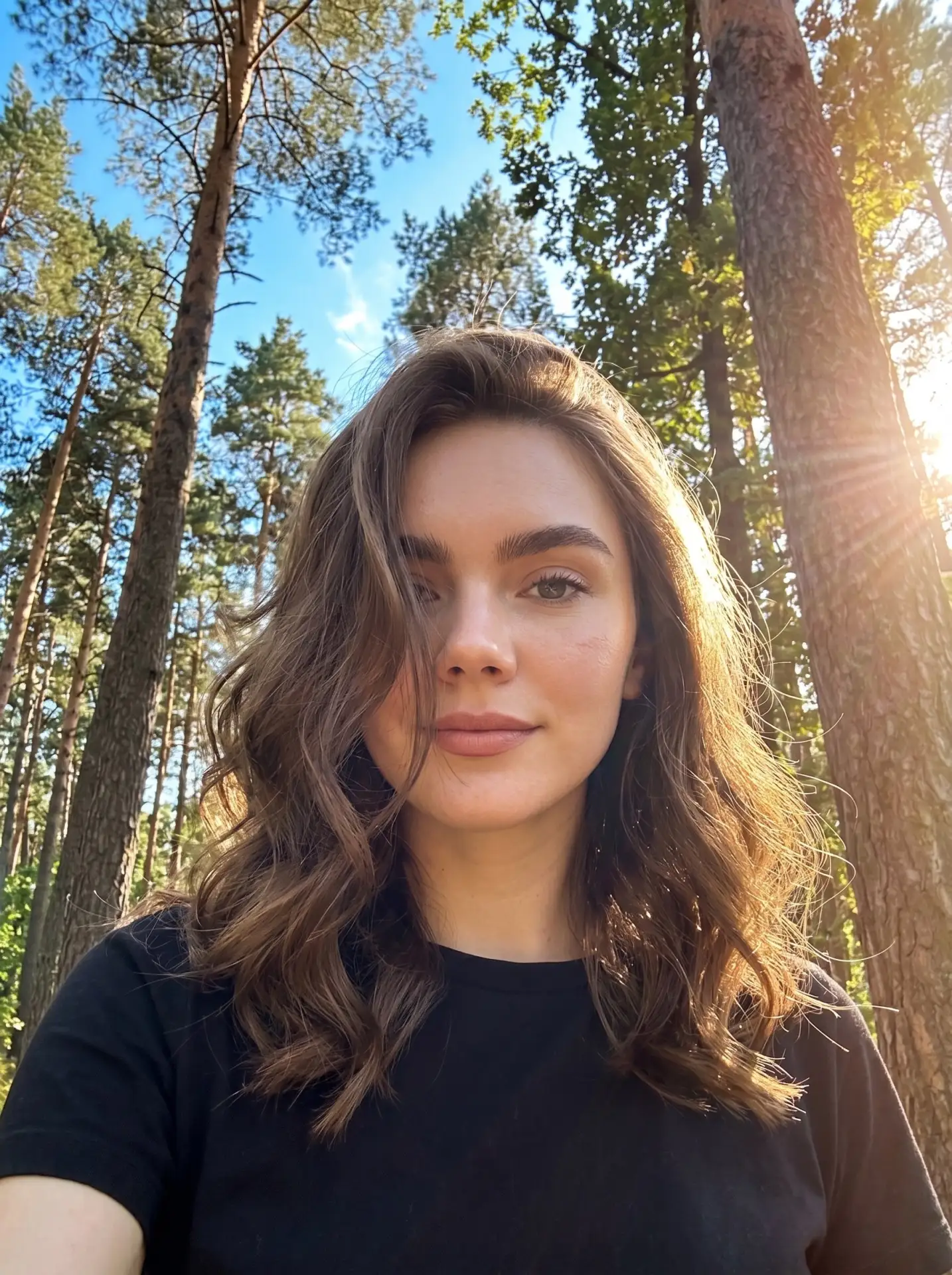 Кинематографичное селфи среди деревьев 🌿

Получаем живой кадр, будто это случайный момент из очень 