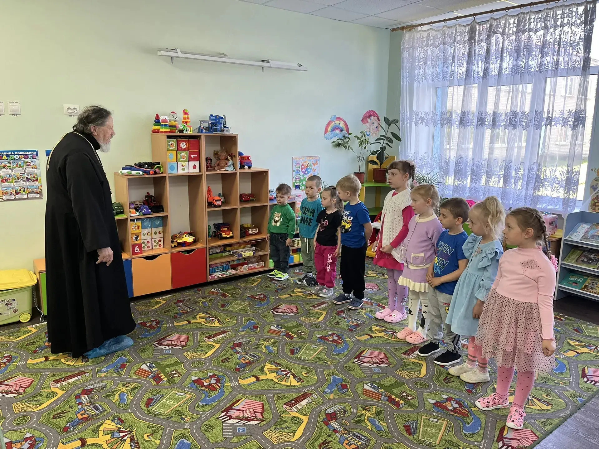 В рамках празднования Дня защиты детей детский сад ГБОУ "УВК с.Степановка Шахтерского м.о." посетил 