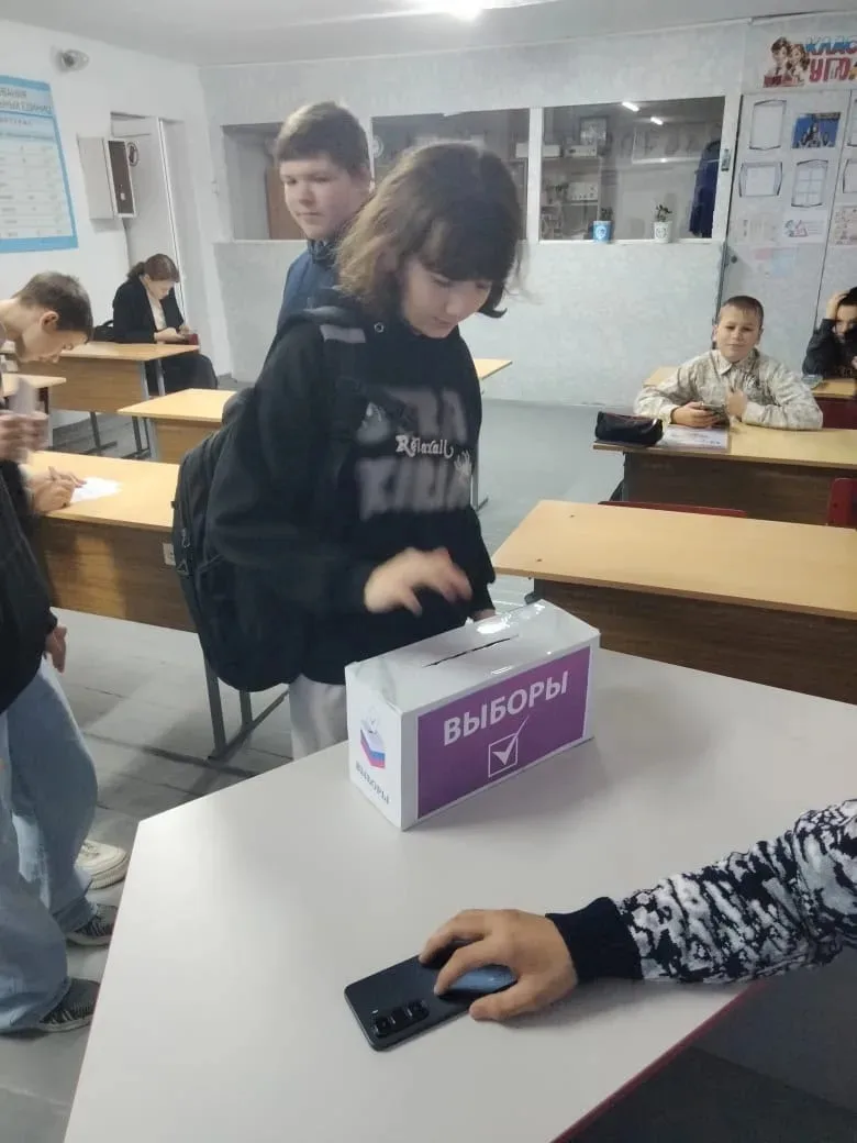 ЧТО ТАКОЕ БЫТЬ  ГРАЖДАНИНОМ РФ?🇷🇺
Быть гражданином — значит принадлежать к определенному государст