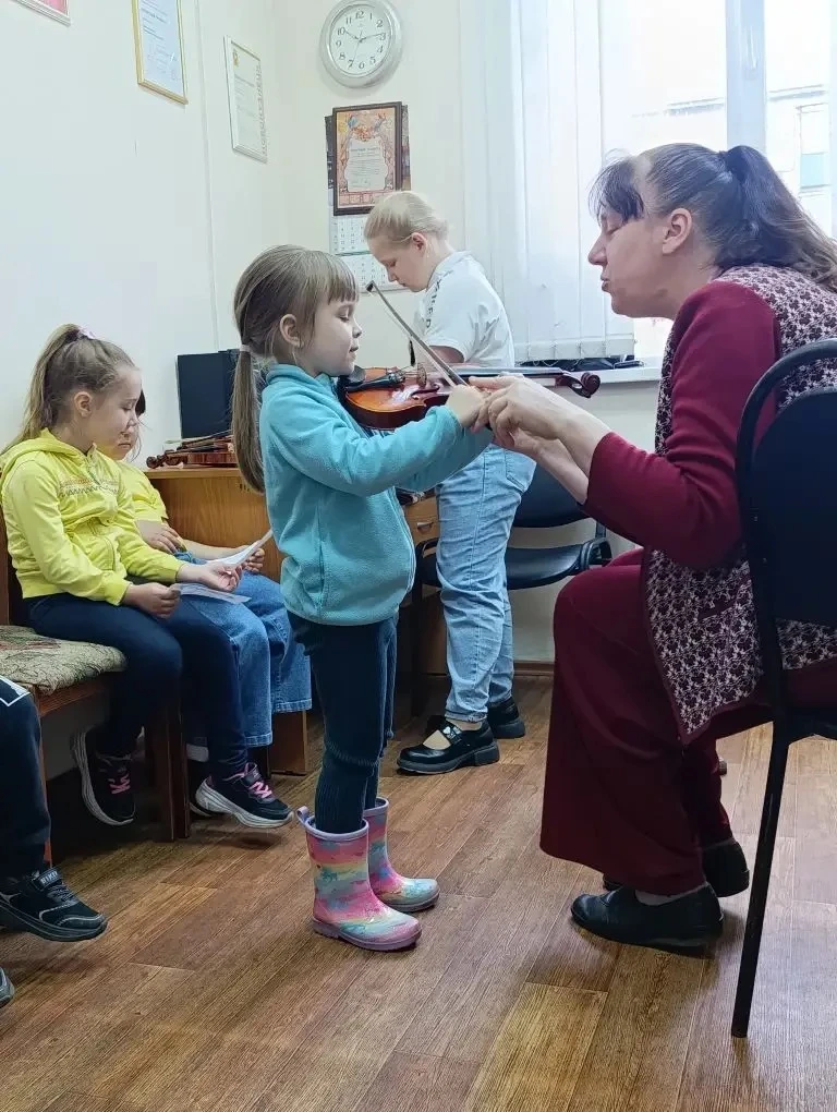 Детство — это громко! И очень музыкально 🔥

Выпускники нашего сада побывали в гостях в Детской школ