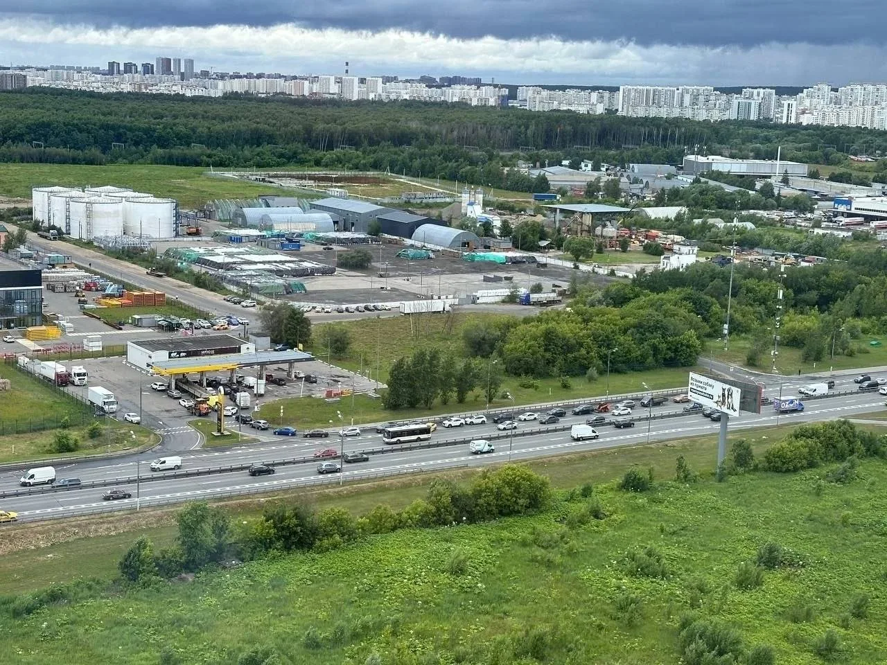 ⛽️ На ряде АЗС в близи Дрожжино сегодня образовались очереди из желающих заправить свой автомобиль.
