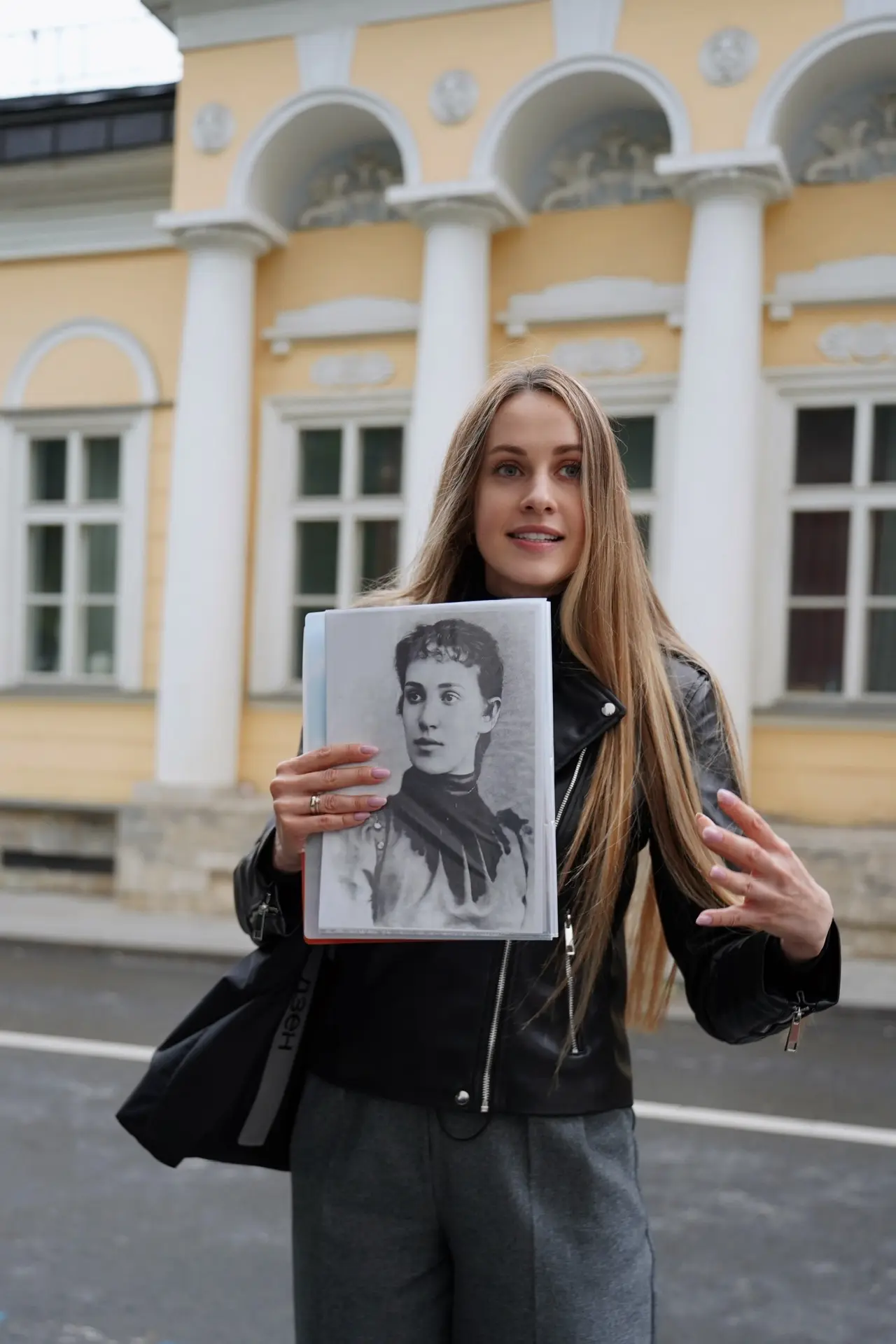 Этим летом я участвую как экскурсовод в культурном проекте «Среда» от компании BoConcept.  Бренд пре