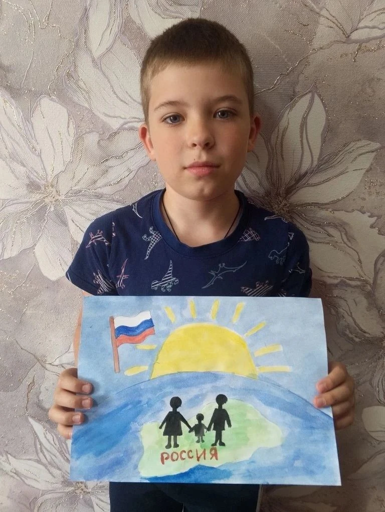 В преддверии одного из главных праздников нашей страны прошла выставка творческих работ «Рисуем Росс