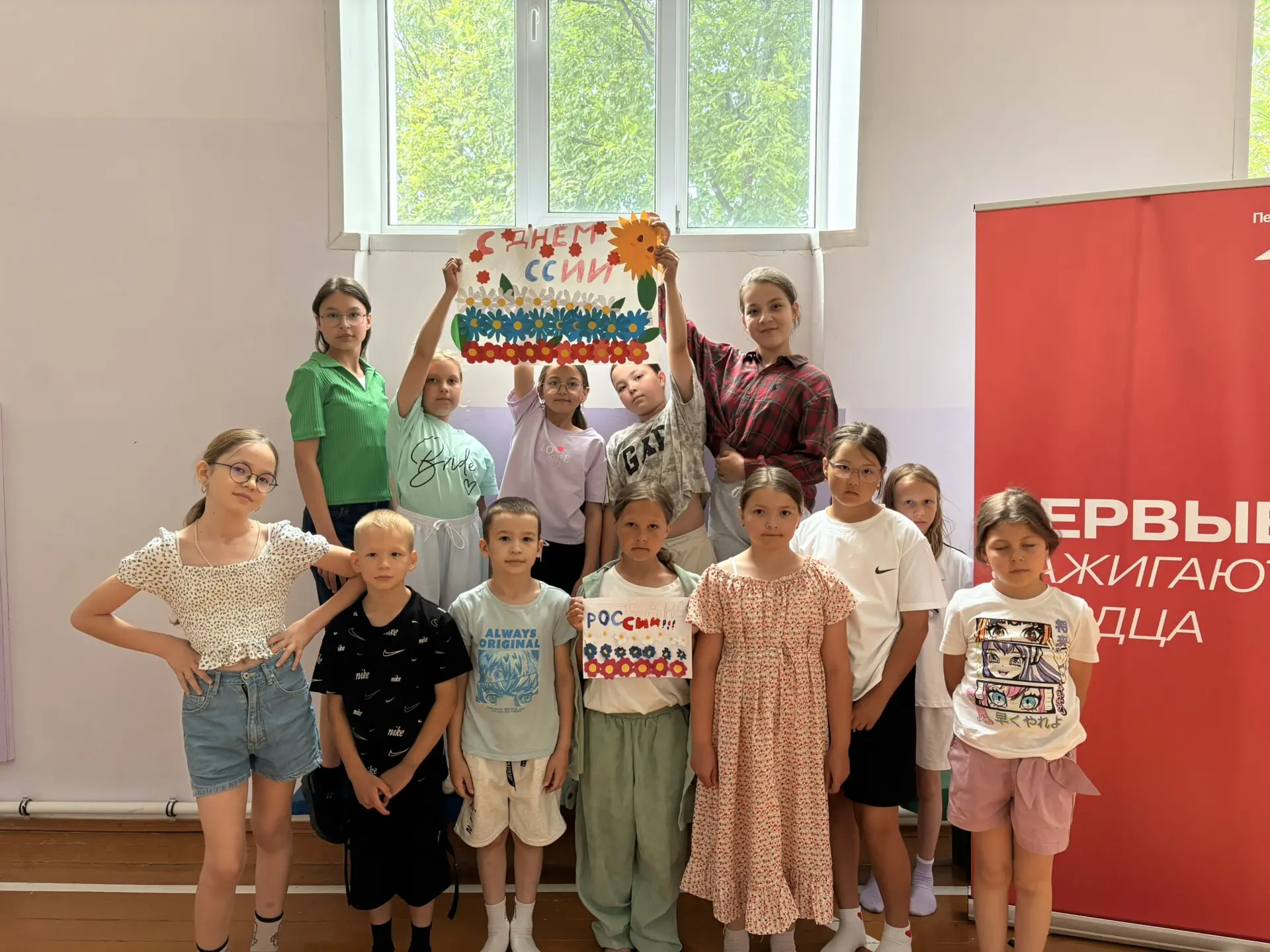 🇷🇺 Смотрите, какая красота! Наши ребята в лагере вложили всю душу и творчество, чтобы создать потр