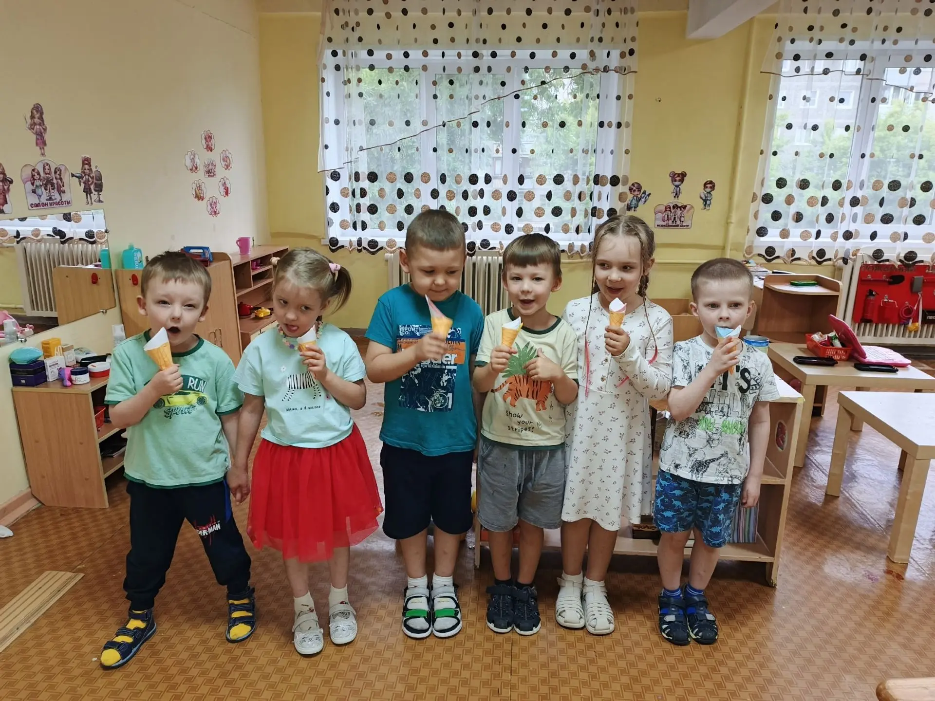 ‎«День мороженого» 
‎
‎«Спасаясь летом от жары,
Едим мороженое
Оно бывает разное:
И жёлтое и крас