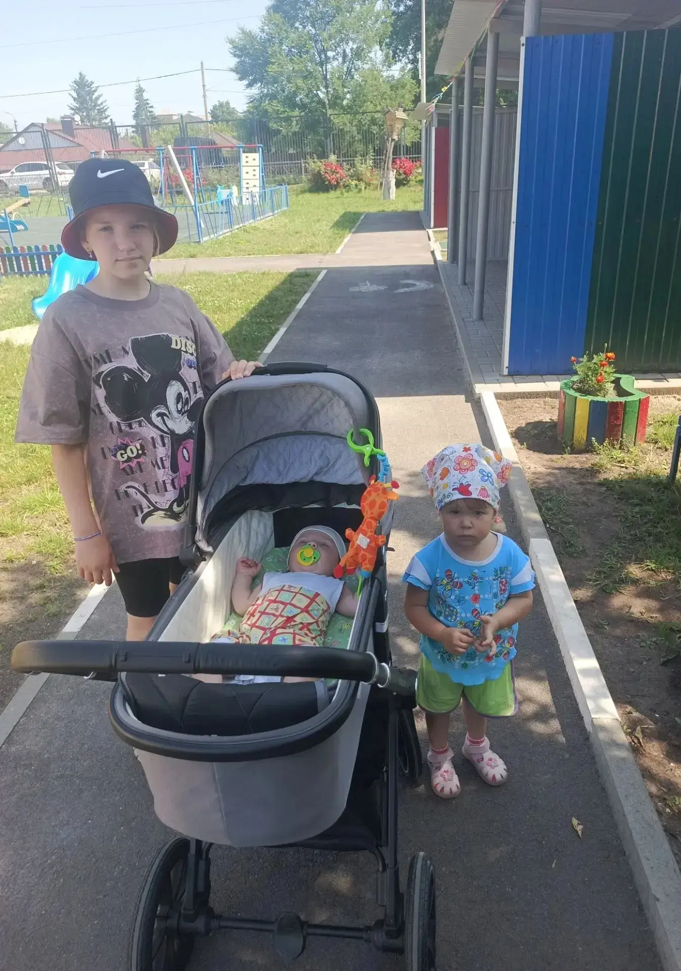 ☀️ Панама летом — обязательно! 🧢

По СанПиН, ребёнку в детском учреждении летом нужна панама (кепка