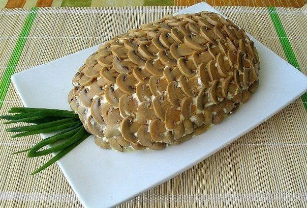 АНАНАС

Ингредиенты:
 Картофель — 3 шт. средних
 Куриная грудка - 1 шт
 Яйцо — 3 шт
 Сыр типа «Росси