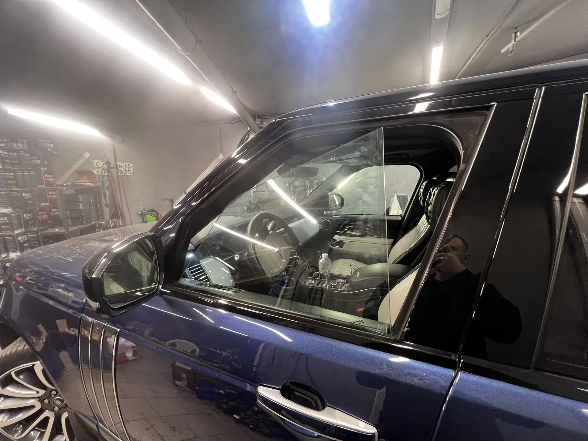 Обрыв троса стеклоподъемника на Range Rover довольно не редкая проблема. 

Чаще всего она встречаетс