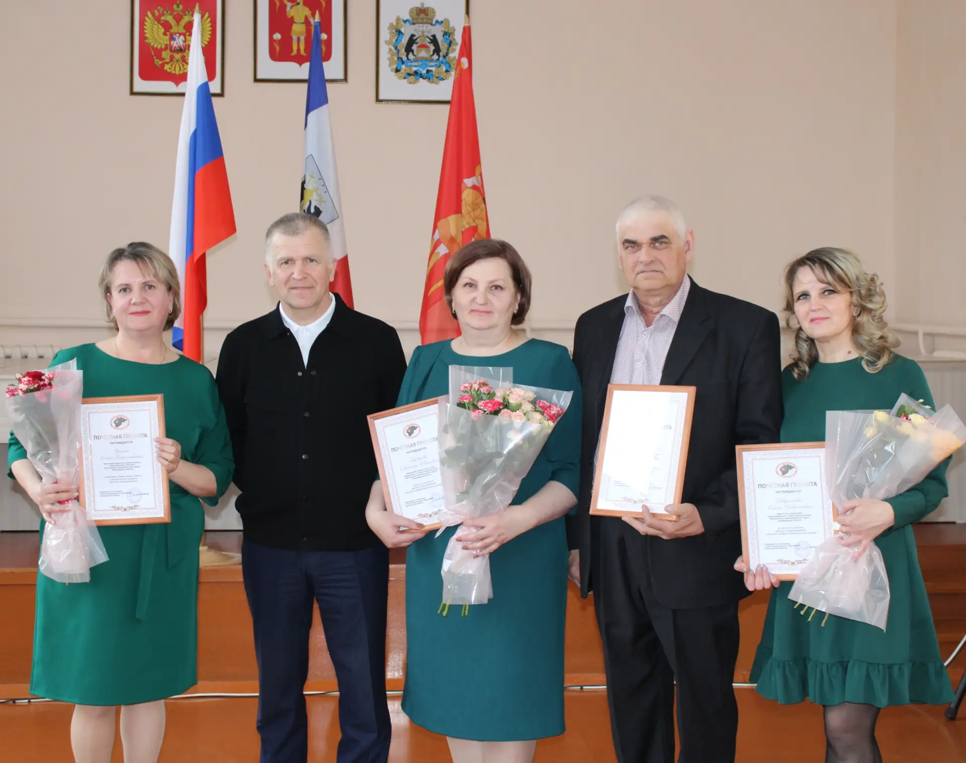 Сегодня на торжественном мероприятии, посвящённом Дню местного самоуправления, вручил землякам Почёт