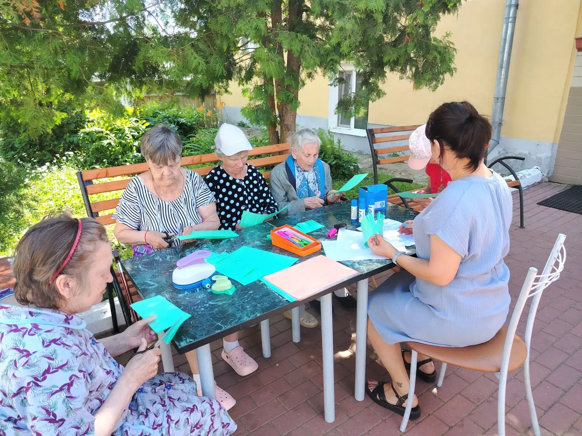 МАСТЕРСКАЯ ЦВЕТОЧНЫХ ГРЕЗ 💐

✨Сегодня в творческой мастерской Суздальского дома-интерната прошел ма