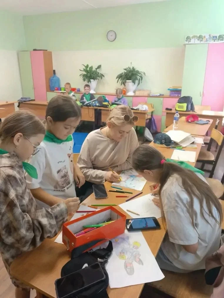 Сегодня в лагере «Радуга единства» особенный день — мы празднуем День России! 🇷🇺 

День начался с 