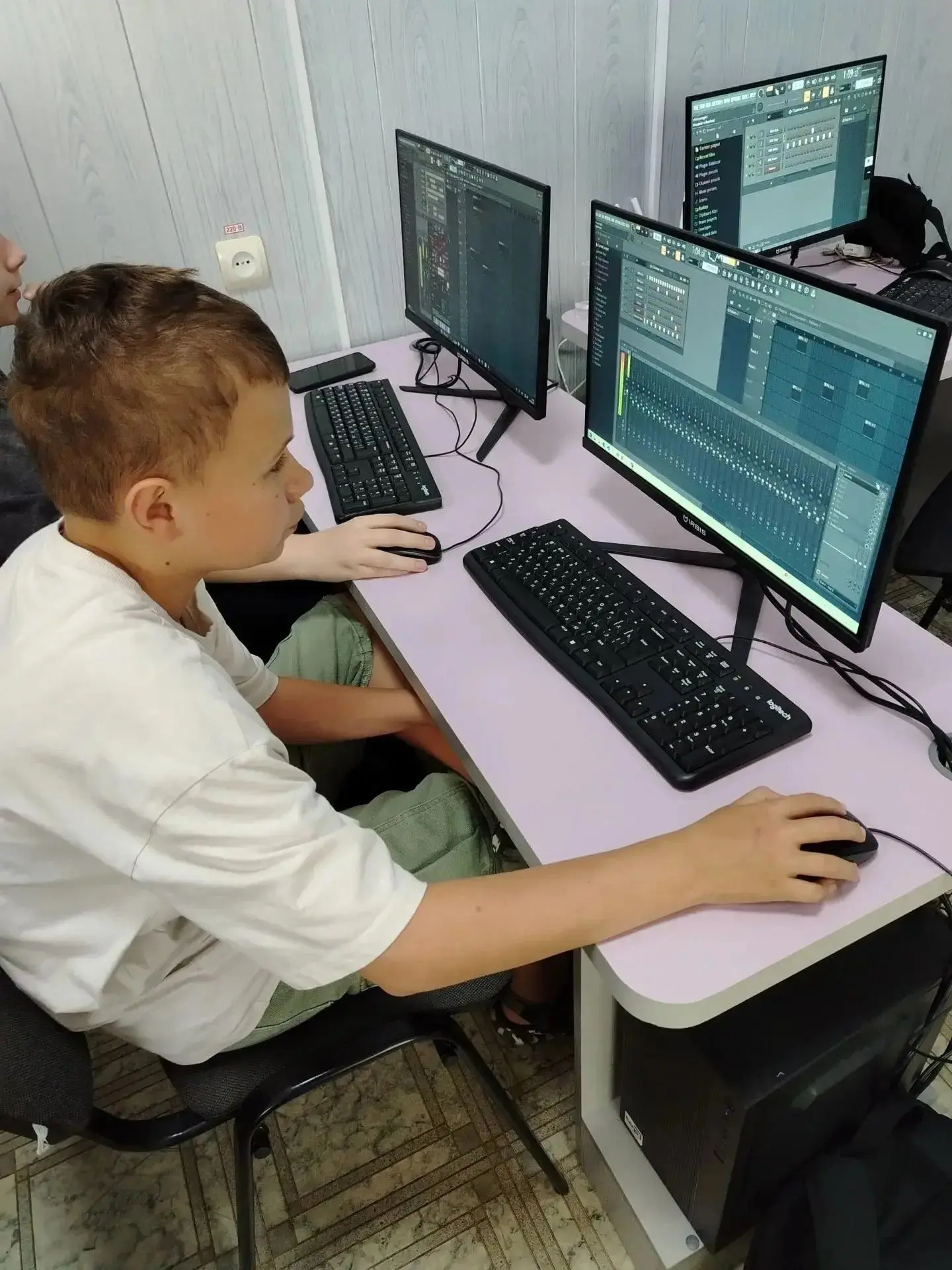Внимание,  дорогие родители!!!
Пока ваши детки проводят день одни дома с телефоном в руках, дети в К