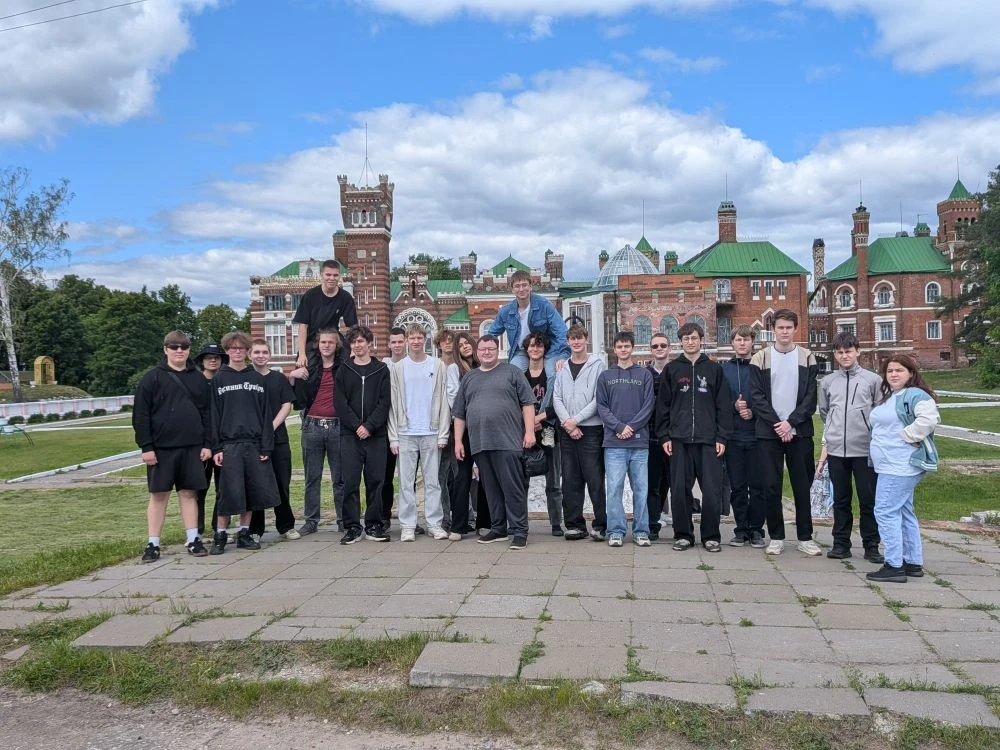 🏰 СТАРИНА РОДНОГО КРАЯ – ЗАМОК ШЕРЕМЕТЕВА И СВЕТЛОЯРСКОЕ ОЗЕРО 🌊

🎓 Студенты техникума совершили 