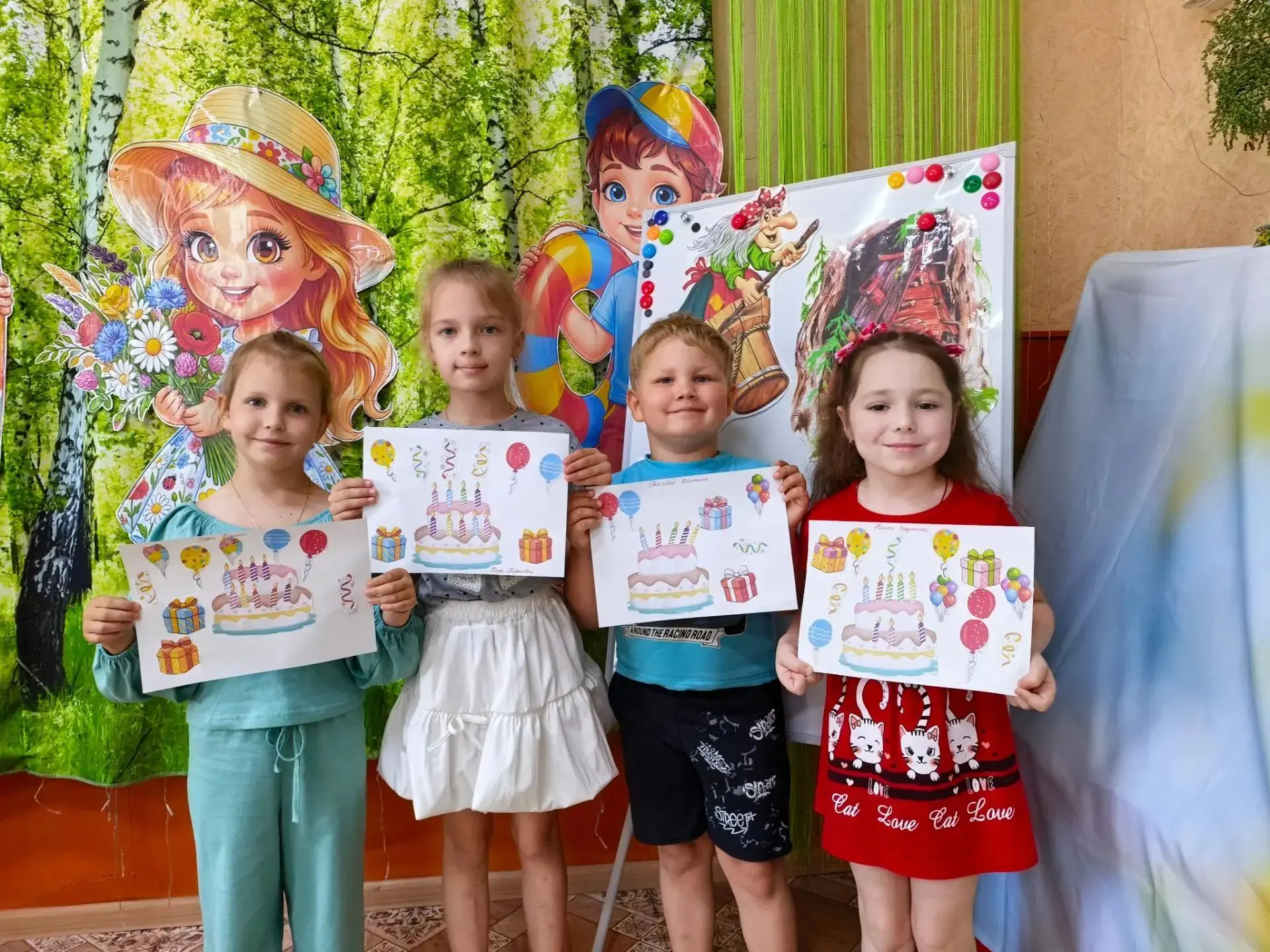 🎉Нынче шумно на опушке,
И пекутся пироги. 🎂
🏡В старой сказочной избушке
Будет праздник у Яги. 🎊
