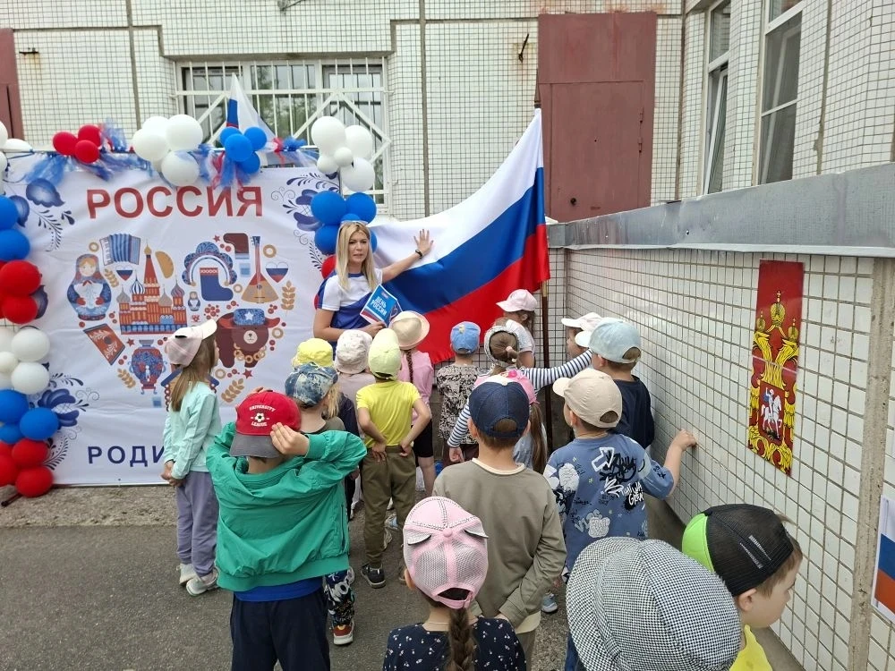Праздничное мероприятие в детском саду  https://vk.ru/wall-205420519_20587
