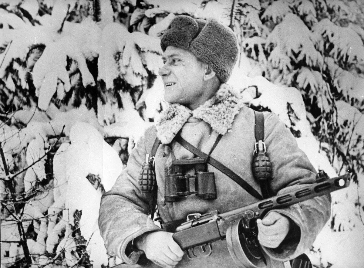 «Этот горячий, смелый человек умел в нужный момент не жалеть и себя. Он буквально метался по передне