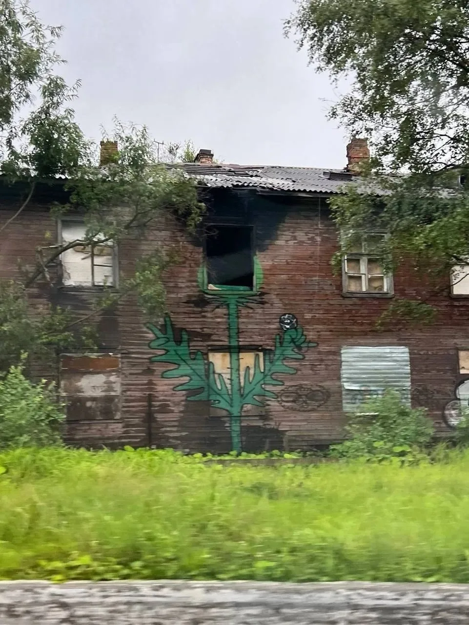В Архангельске новый тренд : граффити на сгоревших деревяшках.

Так вещают местные недопаблики😡

Пр