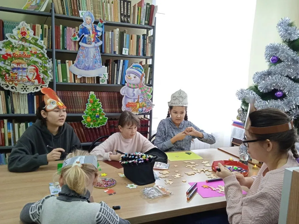 В Кикинской сельской библиотеке прошёл мастер - класс "Наше чудесное Рождество. Ёлочные игрушки".  Б